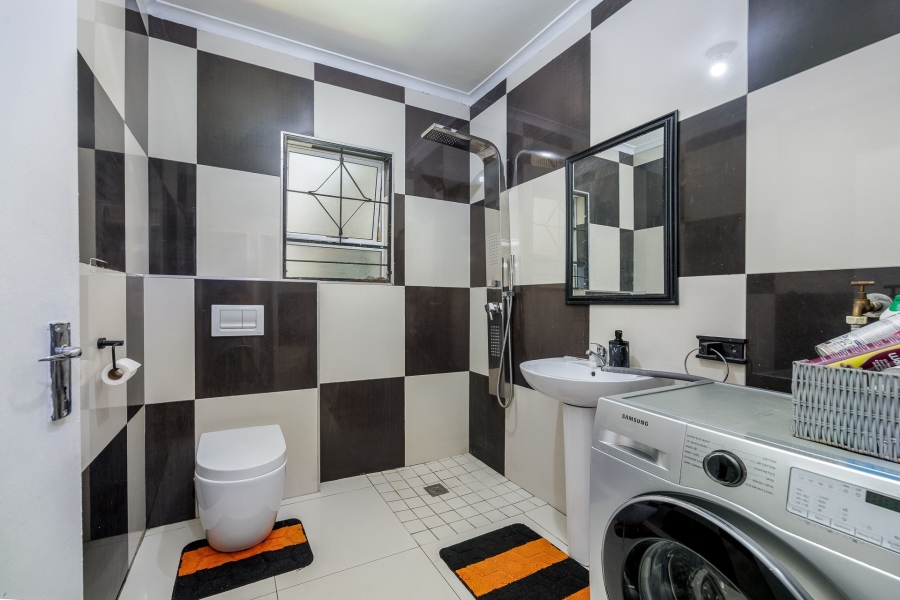 6 Bedroom Property for Sale in Silwood Heights Western Cape